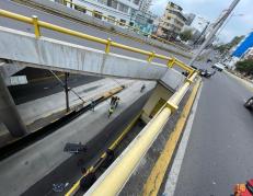 Los ocupantes de la motocicleta cayeron por este puente.