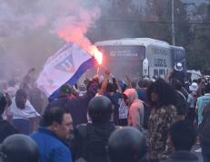 Hinchas recibieron a los jugadores de Liga de Quito para la final de ida de LigaPro 2024.