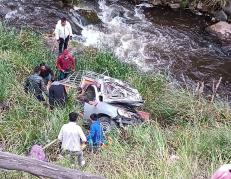 Camioneta cayó en un barranco en Pilahuín.