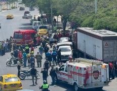 En Manta, un accidente de tránsito ocasionó un caos.