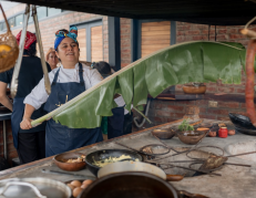 La chef Valentina Álvarez calienta una hoja de plátano en el típico fogón manabita.