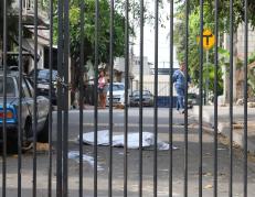 El cadáver quedó tendido debajo de un árbol, junto a un vehículo.