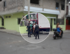 El conductor perdió el control del vehículo y se estrelló contra un poste, cerca de una casa verde.