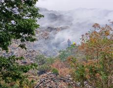 El incendio aún no ha cesado en esta parte de Esmeraldas.