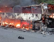 El bus quedó completamente en llamas.