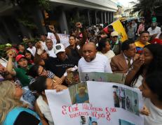 Personas protestan en los exteriores de la Fiscalía del Guayas por la desaparición de cuatro niños.