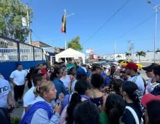 Familiares de los pescadores se mantienen expectantes ante noticias.