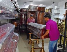 Ángel (de gorra) y Alexander trabajan en la misma funeraria y ya se han adaptado al trabajo que llevan a cabo.