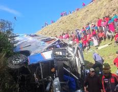 Cientos de comuneros se dieron cita al lugar tras el accidente.