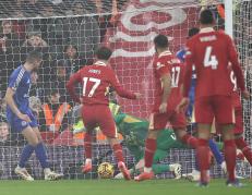 El jugador del Liverpool Curtis Jones marca el segundo gol durante el partido de la Premier League que han jugado Liverpool FC y Leicester City FC, en Liverpool, Reino Unido.