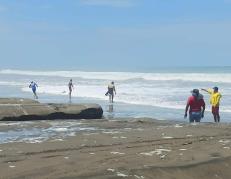 Por el oleaje, en Manta hubo que evacuar a bañistas.