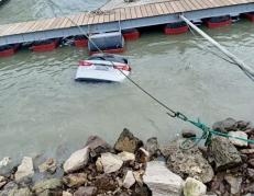 Ciudadanos reportan que en Puerto Lucía, Santa Elena, el oleaje arrastró vehículos.