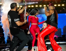 Aventura y Yailin La Más Viral durante un concierto en República Dominicana.