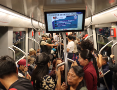 Ciudadanos usando el Metro de Quito.