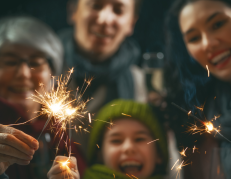 Una familia celebra el Año Nuevo.