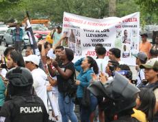 La audiencia se lleva a cabo en medio de un plantón en los exteriores.