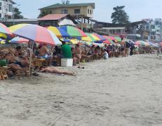 Turistas disfrutando de las playas durante el feriado de Año Nuevo.