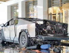 Restos de un Tesla Cybertruck que explotó frente al Hotel Trump en Las Vegas, Nevada, EE. UU., el 1 de enero de 2025.