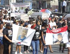 Sepelio de los menores estuvo acompañado de pancartas con protestas.