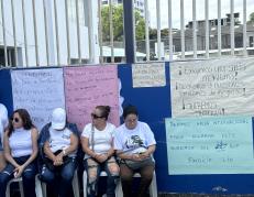 En el plantón, algunos familiares estaban visiblemente afectados por la todavía desaparecida de los pescadores.