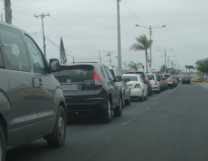 Larga fila de vehículos regresando del feriado de Año Nuevo.