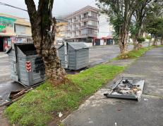 Contenedor de basura dañado, en Quito