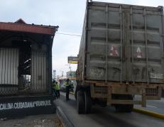 El camión quedó atascado en el carril exclusivo de la Metrovía.