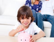 Según expertos, fomentar el ahorro a nuestros hijos hará que tomen buenas decisiones financieras en el futuro.