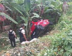 El auto de la víctima cayó a un lado de la carretera.