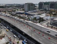 Debido a los trabajos de construcción de la segunda fase del puente que conecta las avenidas de las Américas e Isidro Ayora, se han implementado cambios en la circulación vehicular en esta zona