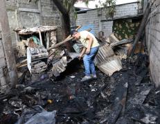 En Guayaquil, un incendio originado por un cortocircuito arrasó con todo lo que había en el hogar.