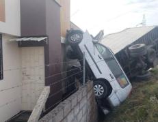 El camión arrastró un auto y ambos quedaron estrellados sobre la pared de una vivienda en el sector Seminario en Ambato.