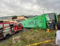 Comuneros y paramédicos auxiliaron a los heridos junto al bus volcado en el caserío San Antonio de Pondoa.