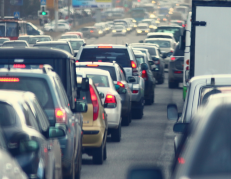 El Pico y Placa en Quito busca reducir la congestión vehicular y la contaminación ambiental en horas pico, limitando la circulación de ciertos vehículos según el último dígito de su placa.