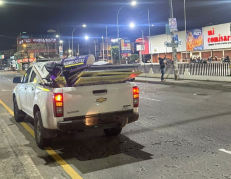 Los elementos fueron trepados a una camioneta.