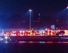 Equipos de rescate se reúnen para responder a un accidente aéreo en el río Potomac, cerca del Aeropuerto Nacional Ronald Reagan en Washington.