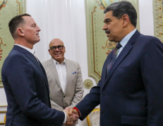 Nicolás Maduro saludando al enviado especial del presidente de Estados Unidos Donald Trump, Richard Grenell.