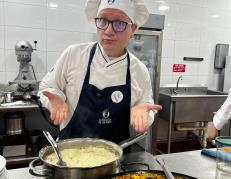 El humorista muestra el plato que aprendió en una escuela culinaria.