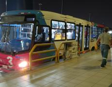 Al parecer, las puertas de los nuevos buses no abastecen para la subida y bajada.