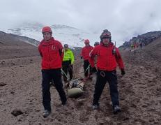 Foto.- Rescatistas expertos en alta montaña rescataron el cuerpo sin vida del extranjero. (cortesía)