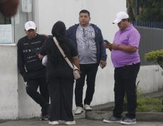 Familiares de un fallecido en el cantón Playas llegaron hasta la morgue a retirar su cadáver.