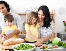 Especialistas recomiendan involucrar a los niños en la preparación de los alimentos para mejorar la alimentación familiar.