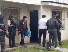 Policías llegaron a la casa de la víctima para tomar procedimiento.