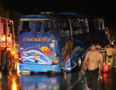 Un bus de pasajeros se vio involucrado en accidente de tránsito.