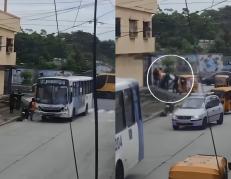 Captura de video del momento en que los policías interceptaron el bus.