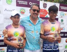 Roberto Erazo (campeón), Jonhny Saldivias (director) y Dylas Assan (vicecampeón) en la premiación de 14 años.