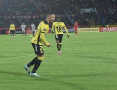 Joaquín Valiente celebra ante El Nacional.