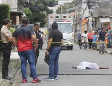 El cuerpo de la víctima quedó tendido en la calzada.