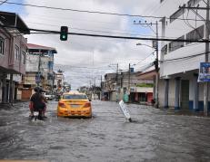 La calle Marcel Laniado, en el centro de Machala, amaneció inundado. El agua llegaba hasta los 40 centímetros.