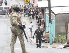 Agentes policiales retiraron tres de los cadáveres en el sitio.